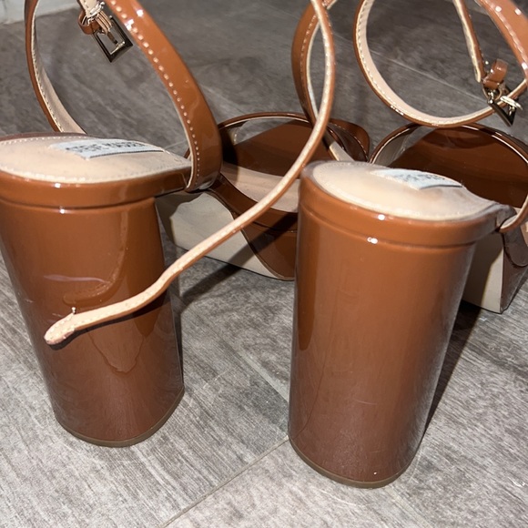 STEVE MADDEN Platform Sandals - Picture 4 of 5